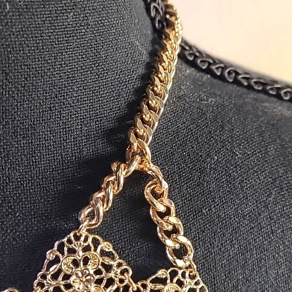 Gold tone vintage necklace. 16 inches - Picture 3 of 5